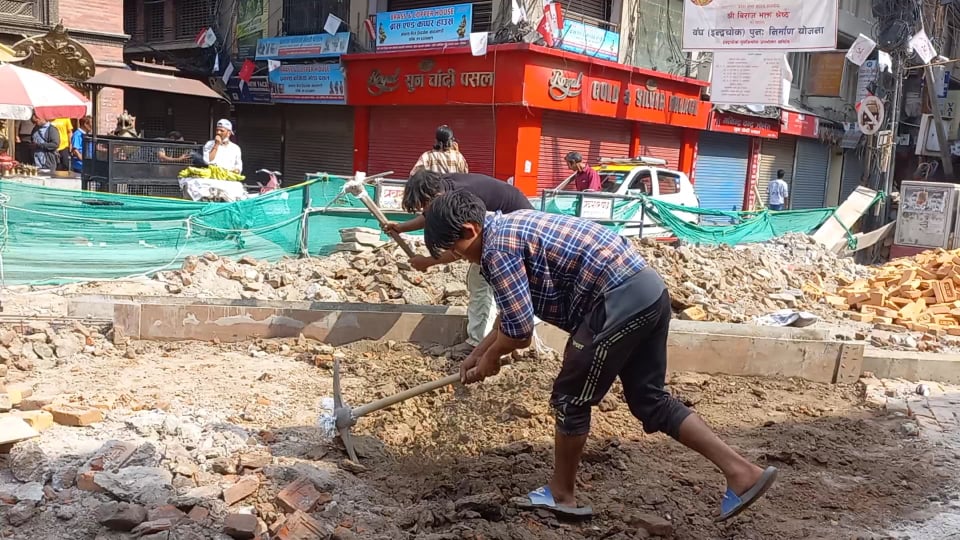 भाेट हाल्ने रहर दबाएर इन्द्रचोकमा बेल्चा चलाइरहेकाहरू- ऋणको भारी बोकेर गाउँ कसरी फर्किनु ?